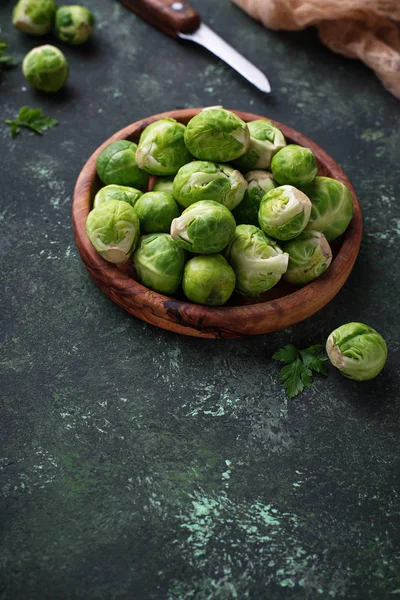 Brussels sprouts on green concrete background — Stock Photo, Image