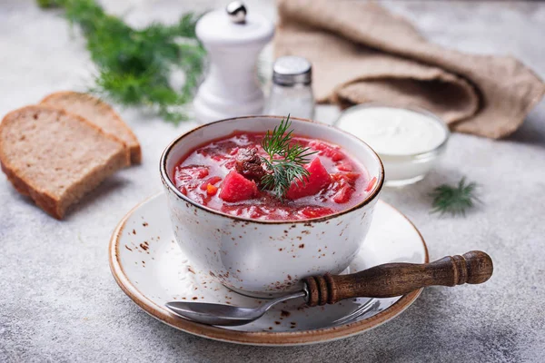 伝統的なウクライナのビーツのスープ ボルシチ — ストック写真