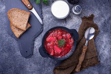 Geleneksel Ukrayna pancar çorbası borsch