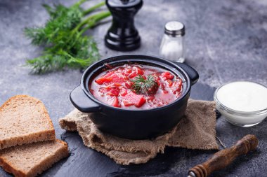 Geleneksel Ukrayna pancar çorbası borsch