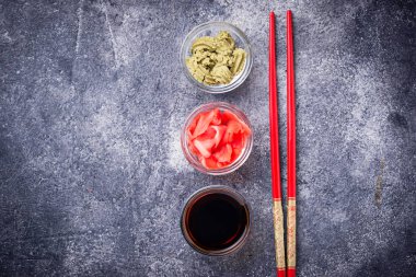 Wasabi, zencefil ve soya sosu. 