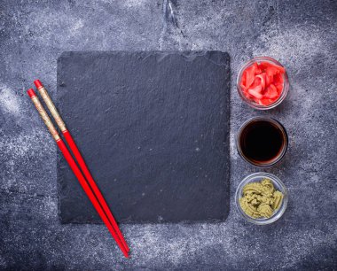 Wasabi, zencefil ve soya sosu. 