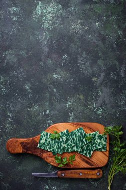 Yeşil otlar peyniri dilimlenmiş. 