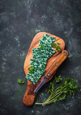 Yeşil otlar peyniri dilimlenmiş. 