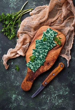 Yeşil otlar peyniri dilimlenmiş. 