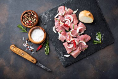 Paslı arka plan üzerinde baharatlar ile çiğ kıyılmış et