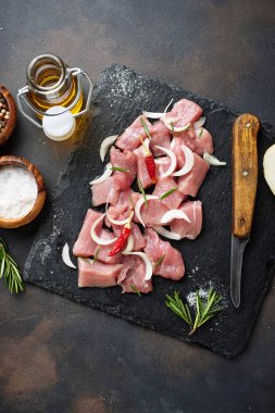 Paslı arka plan üzerinde baharatlar ile çiğ kıyılmış et