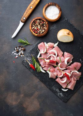 Paslı arka plan üzerinde baharatlar ile çiğ kıyılmış et