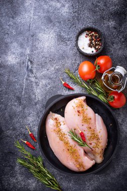 Dökme demir tavada tavuk fileto