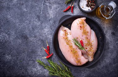 Dökme demir tavada tavuk fileto