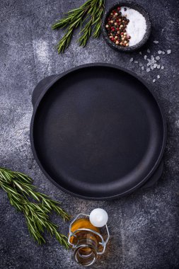 Otlar ve baharatlar ile dökme demir tava