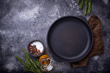 Otlar ve baharatlar ile dökme demir tava