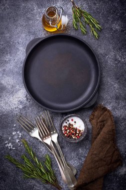 Otlar ve baharatlar ile dökme demir tava