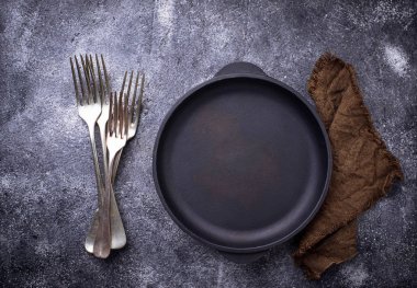 Otlar ve baharatlar ile dökme demir tava