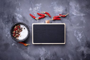 Mix gri arka plan üzerine tuz ve biber