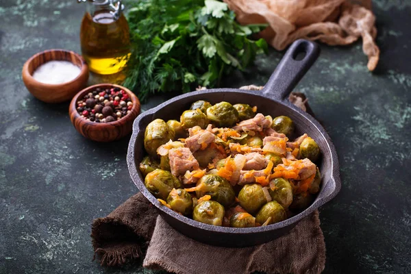 Roasted brussels sprouts with meat — Stock Photo, Image