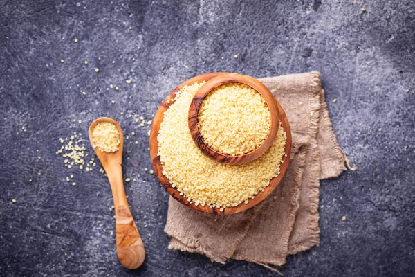 Grano de cuscús en cuenco de madera — Foto de Stock