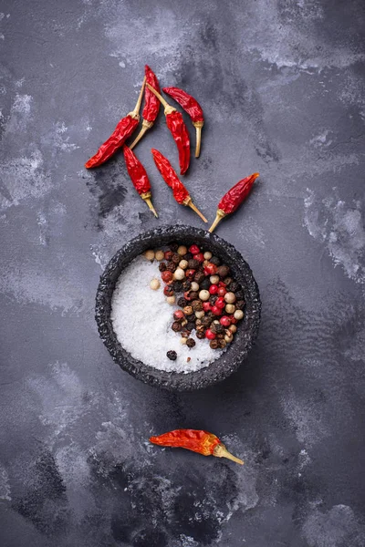 Mistura de pimentas e sal no fundo cinza — Fotografia de Stock