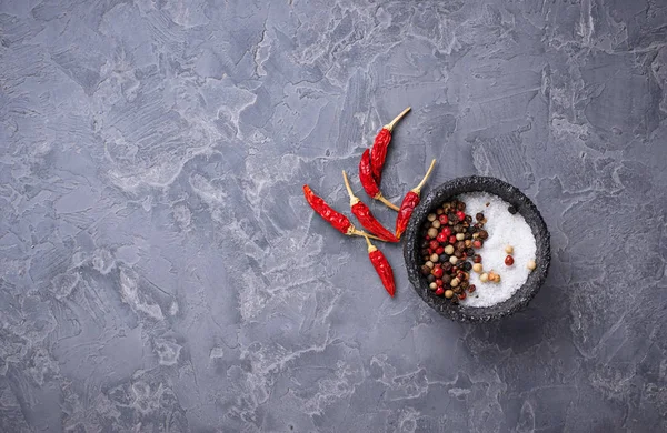 Mix van pepers en zout op grijze achtergrond — Stockfoto