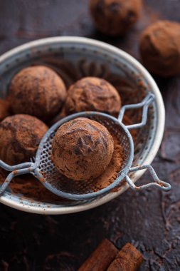Kakao tozu ile çikolata truffles