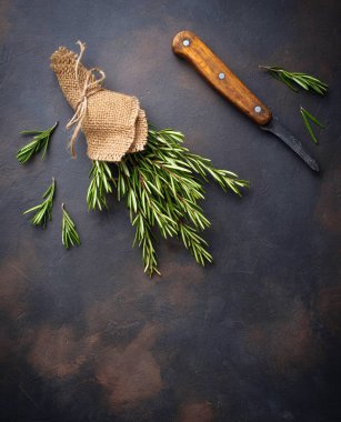 Koyu arka plan üzerinde taze biberiye demet