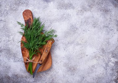 kesme tahtası üzerinde taze dereotu