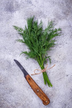 Demet taze dereotu ve bıçak