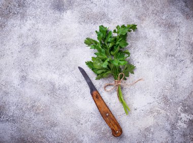 Demet taze maydanoz ve bıçak