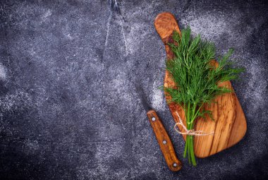 kesme tahtası üzerinde taze dereotu