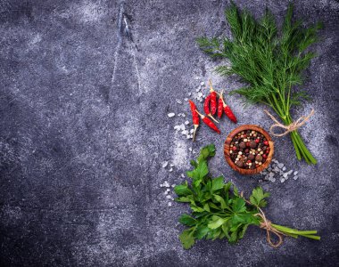 Otlar ve baharatlar. Dereotu, maydanoz, tuz ve biber