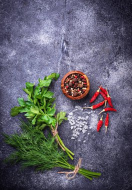 Otlar ve baharatlar. Dereotu, maydanoz, tuz ve biber