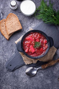 Geleneksel Ukrayna pancar çorbası borsch