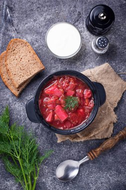 Geleneksel Ukrayna pancar çorbası borsch