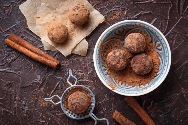 Trufas de doces com cacau em pó — Fotografia de Stock