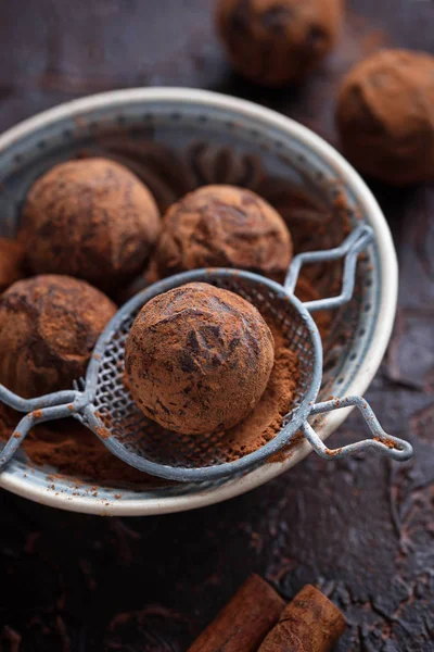Kakao tozu ile çikolata truffles