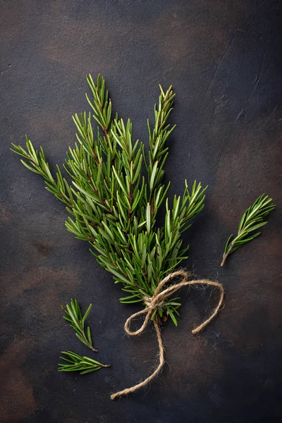 Koyu arka plan üzerinde taze biberiye demet