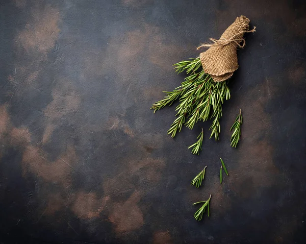 Koyu arka plan üzerinde taze biberiye demet