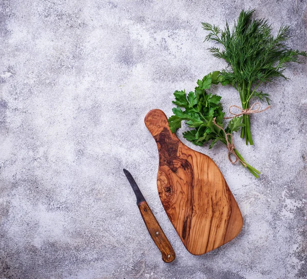 Dereotu, maydanoz ve kesme tahtası