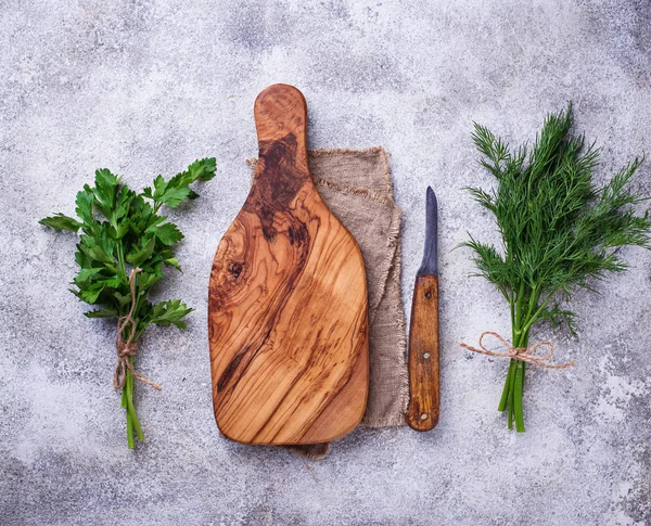 Dereotu, maydanoz ve kesme tahtası