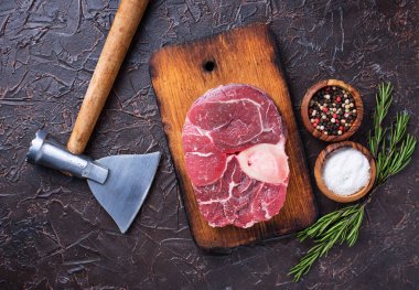 Çiğ et yemeye ve kasaplar balta