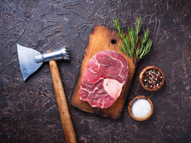 Çiğ et yemeye ve kasaplar balta