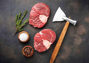 Çiğ et yemeye ve kasaplar balta