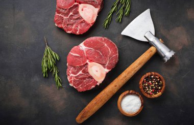 Çiğ et yemeye ve kasaplar balta