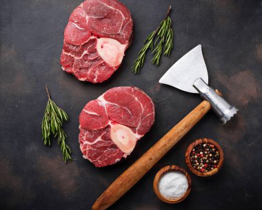 Çiğ et yemeye ve kasaplar balta