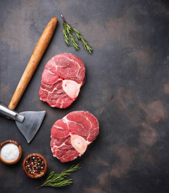 Çiğ et yemeye ve kasaplar balta