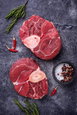 Çiğ et yemeye baharatlar ile 