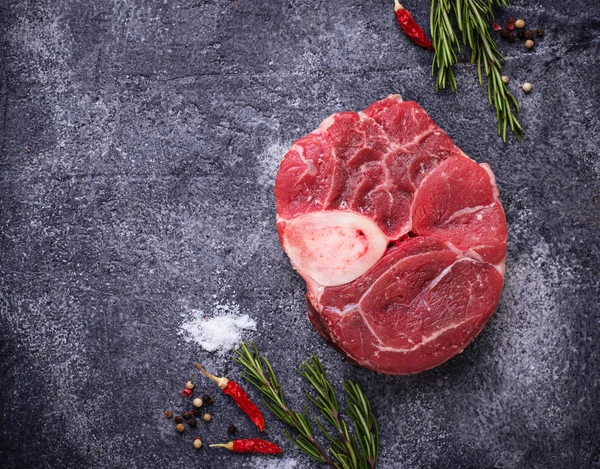 Carne brută osso buco cu condimente — Fotografie, imagine de stoc