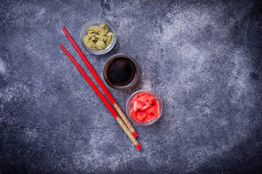Wasabi, zencefil ve soya sosu. 