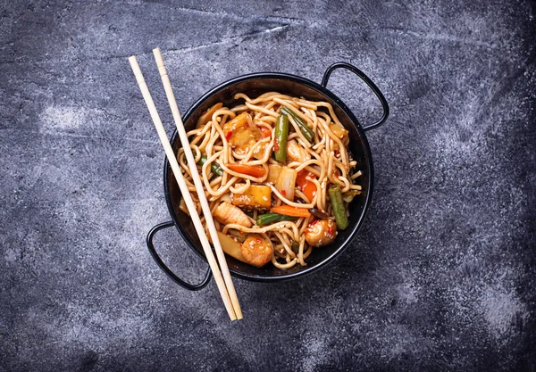 Revuelva los fideos fritos con pollo, tofu y verduras . —  Fotos de Stock