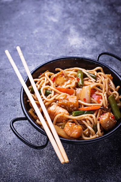 Stir fry noodles with chicken, tofu and vegetable. — Stock Photo, Image